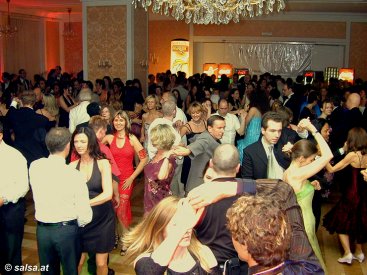 Wien: Salsaball - anklicken zum Vergr��ern - click to enlarge